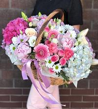 Композиция солнечный день в Хлюпино Цветочная композиция из Розы, Хризантемы, Пионы и Лизиантусы в корзине в Хлюпино