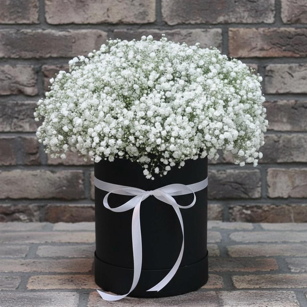 Цветочная композиция из Гипсофила в шляпной коробке в Хлюпино