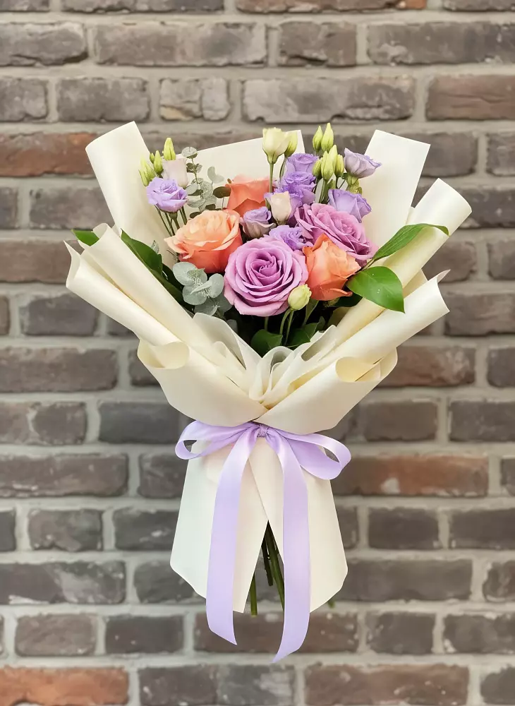 Букет цветов из: Лизиантусы и Розы в Хлюпино