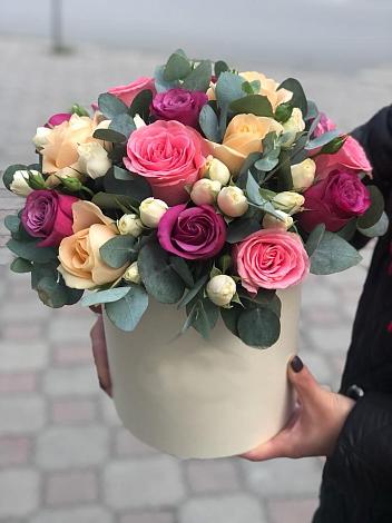 Цветочная композиция из Розы в шляпной коробке в Хлюпино