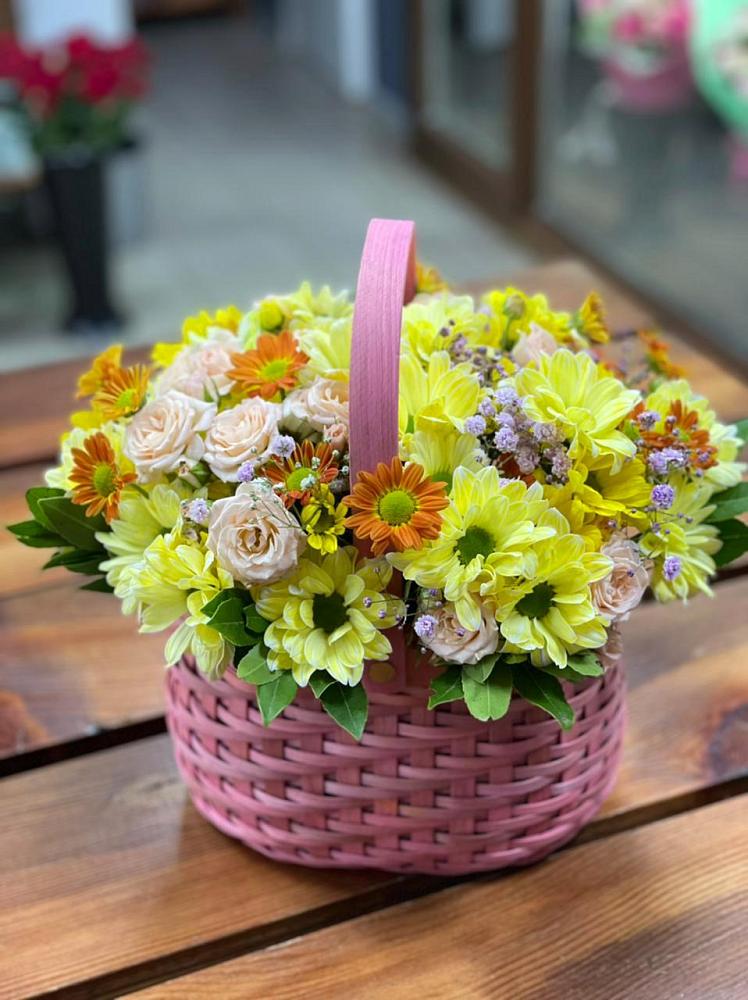 Цветочная композиция из Хризантемы и Розы в корзине в Хлюпино