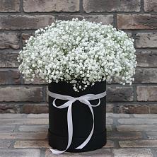 Цветочная композиция из Гипсофила в шляпной коробке в Хлюпино