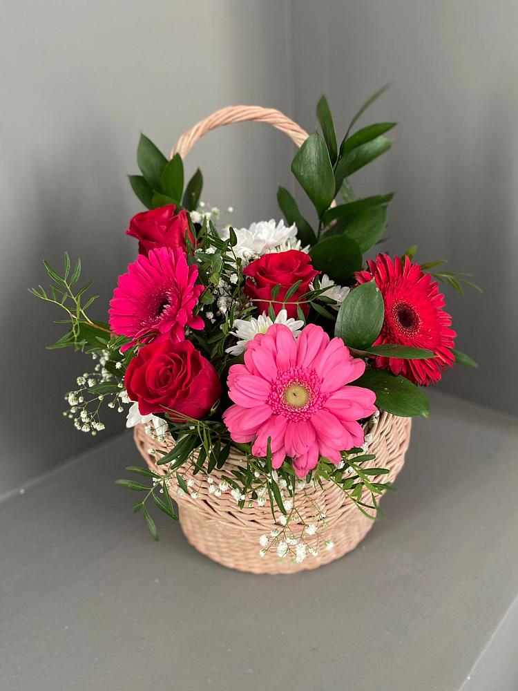 Цветочная композиция из Розы, Хризантемы и Герберы в корзине в Хлюпино