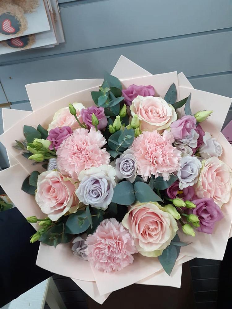 Букет цветов из: Розы, Гвоздики и Лизиантусы в Хлюпино